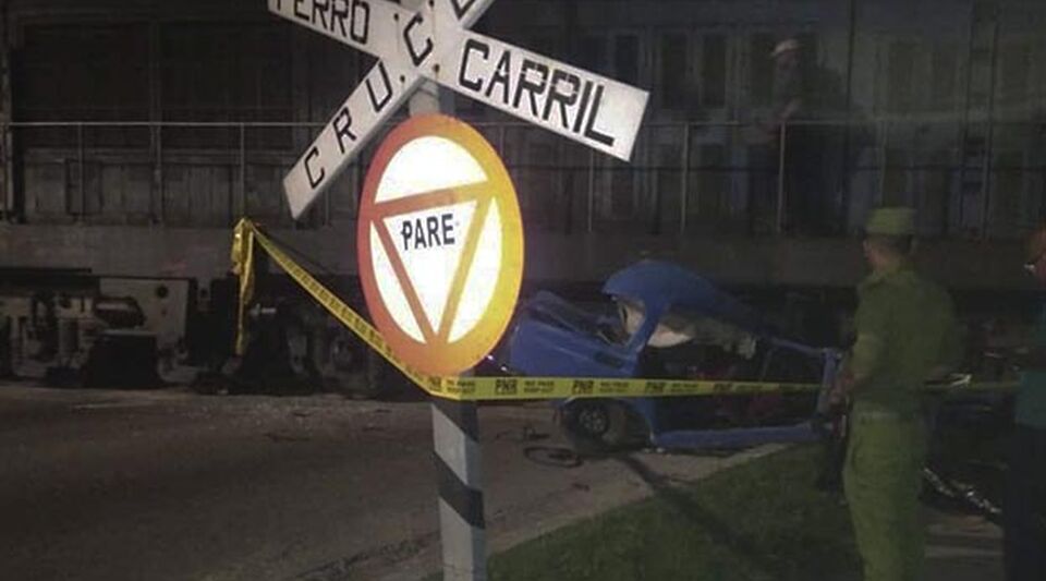 Two deceased in the collision of a train with a vehicle in Havana