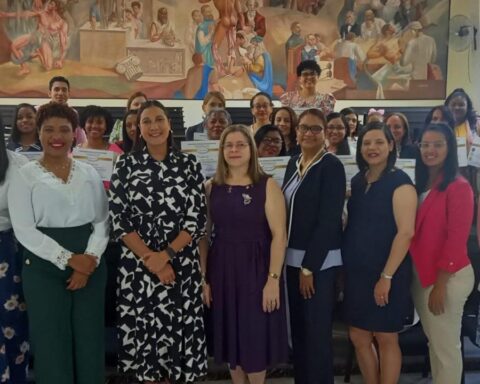 UASD entrega certificados a participantes en diplomado sobre Asuntos Regulatorios de Medicamentos