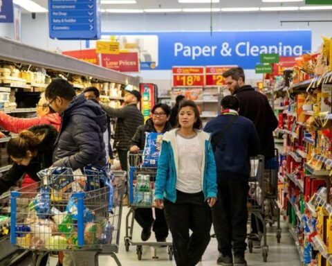 US consumer spending rebounds in August, but inflation weakens demand