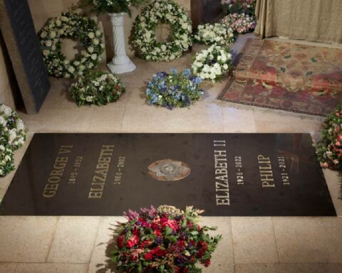 Unveil the first official images of the tombstone of Elizabeth II