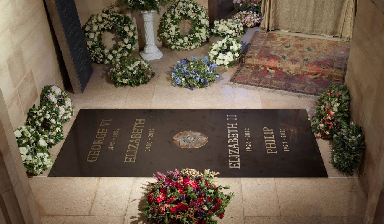 Unveil the first official images of the tombstone of Elizabeth II