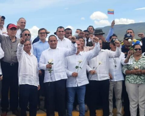 Venezuela and Colombia officially reopen their border