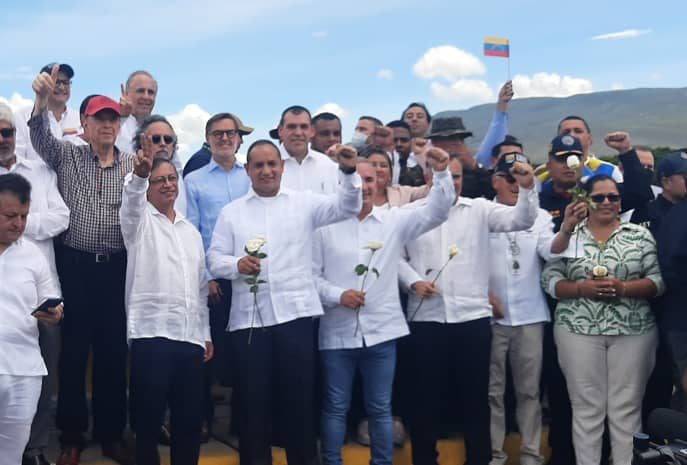 Venezuela and Colombia officially reopen their border