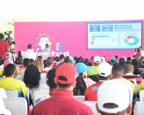 Vice President asks youth to preserve the Bolivarian Revolution