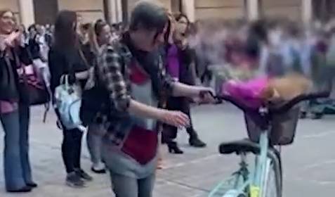 Video: Children, in an act of solidarity, took out their savings to give a bicycle to their teacher