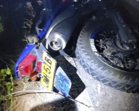 [Video] Spectacular accident: Car took a motorcycle ahead and a strong fire was generated