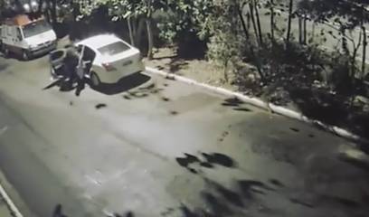 [Video] Thieves stole a couple who had sex in their car: they were left naked on the street