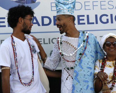 Walk against intolerance brings together representatives of religions in Rio