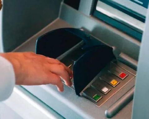 “What is not mine, is returned”: Young man handed over 9 million pesos that an ATM accidentally threw at him