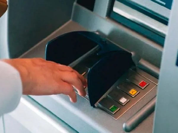 “What is not mine, is returned”: Young man handed over 9 million pesos that an ATM accidentally threw at him