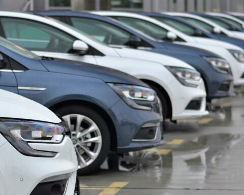 What vehicles and brands are the favorites of Peruvians?