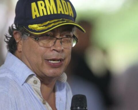 Why is Petro evaluating decreeing an economic emergency in Colombia?