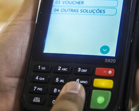 With video classes, association warns consumers about card scams