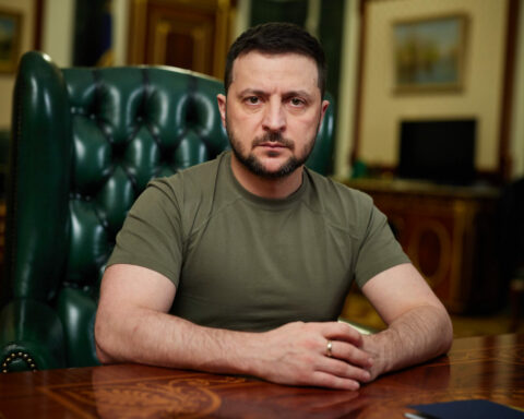 Zelenski a los "camaradas" rusos: Si vienes a matar no saldrás con vida
