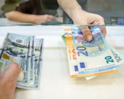 dollar vs.  euro: US currency hit new high in nearly 20 years