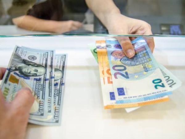 dollar vs.  euro: US currency hit new high in nearly 20 years