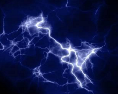 Lunes de lluvias con descargas eléctricas en varias regiones del país