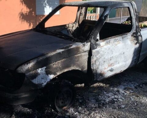 Relatives of the young people, as soon as they were informed about the death of their relatives, in an action of revenge proceeded to set fire to the house and a vehicle owned by the father of one of the alleged murderers in the municipal district of El Carretón.