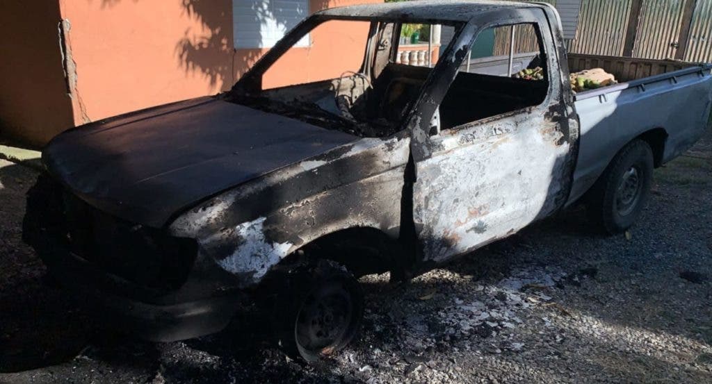 Relatives of the young people, as soon as they were informed about the death of their relatives, in an action of revenge proceeded to set fire to the house and a vehicle owned by the father of one of the alleged murderers in the municipal district of El Carretón.