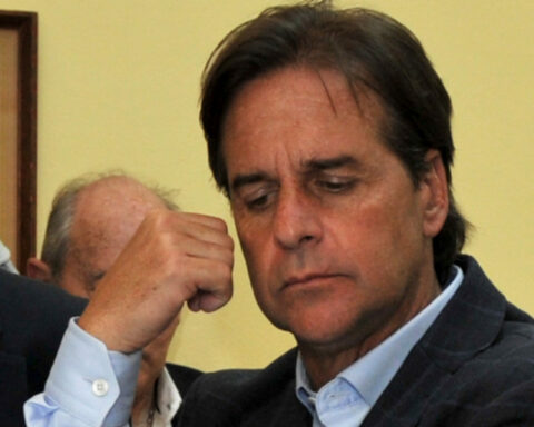 "56%" of the people no longer trust President Lacalle