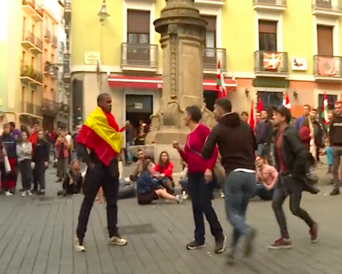 A Cuban is attacked in Navarra for coming out with a Spanish flag on October 12