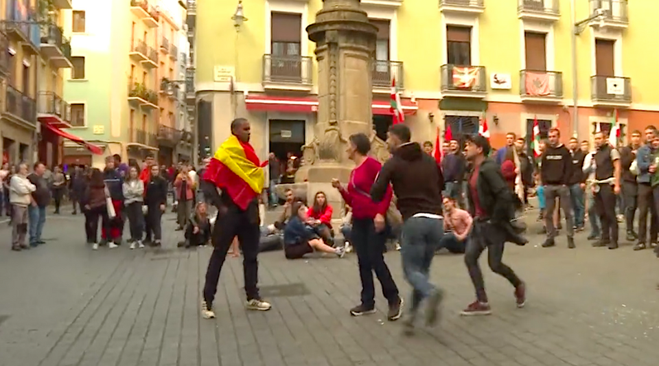 A Cuban is attacked in Navarra for coming out with a Spanish flag on October 12