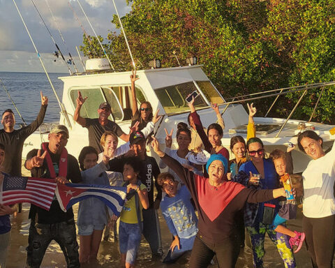 A family of 20 Cubans arrives in the US aboard a speedboat from Cojímar