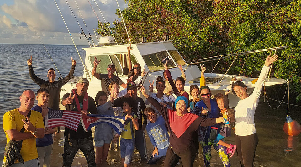 A family of 20 Cubans arrives in the US aboard a speedboat from Cojímar