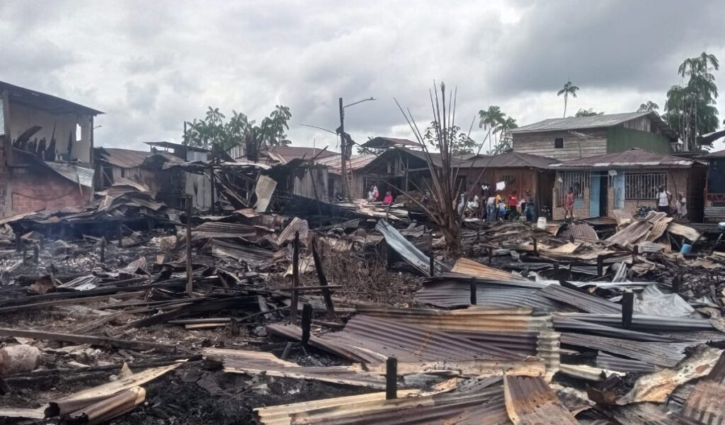 A fire leaves two dead and 70 families homeless in the Colombian Pacific