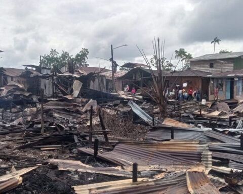 A fire leaves two dead and 70 families homeless in the Colombian Pacific