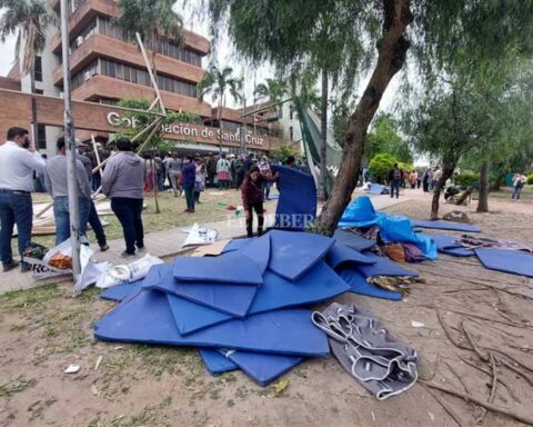 A group of neighbors confronts those who hold a vigil in the Governor's Office;  the police arrived at the scene