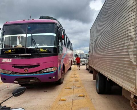 A hundred vehicles are stranded in San Ignacio de Velasco due to blockades