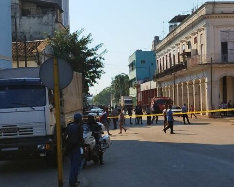 A mother and her two young children, injured in a landslide in Old Havana