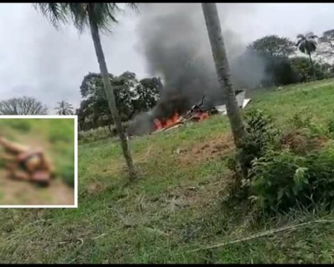 A small plane catches fire after falling in Peji;  the pilot died and two crew members were injured