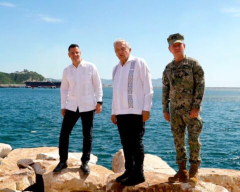 AMLO supervises the construction of breakwaters in the Port of Salina Cruz, Oaxaca