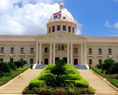 Abinader emite decreto declara de alto interés nacional implementación Sistema Nacional de Movilidad Escolar