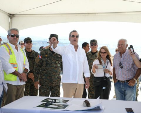 Abinader:  senador incita a dueños de terrenos por donde pasa el muro