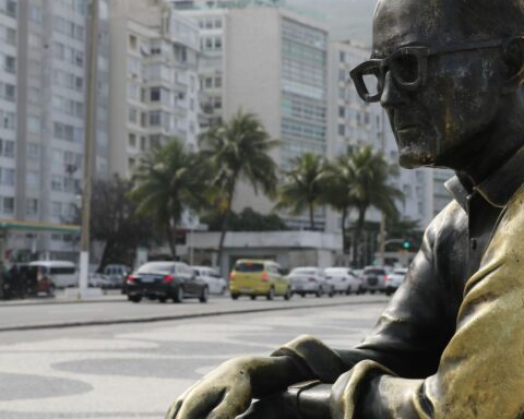 After theft, Carlos Drummond statue has glasses replaced