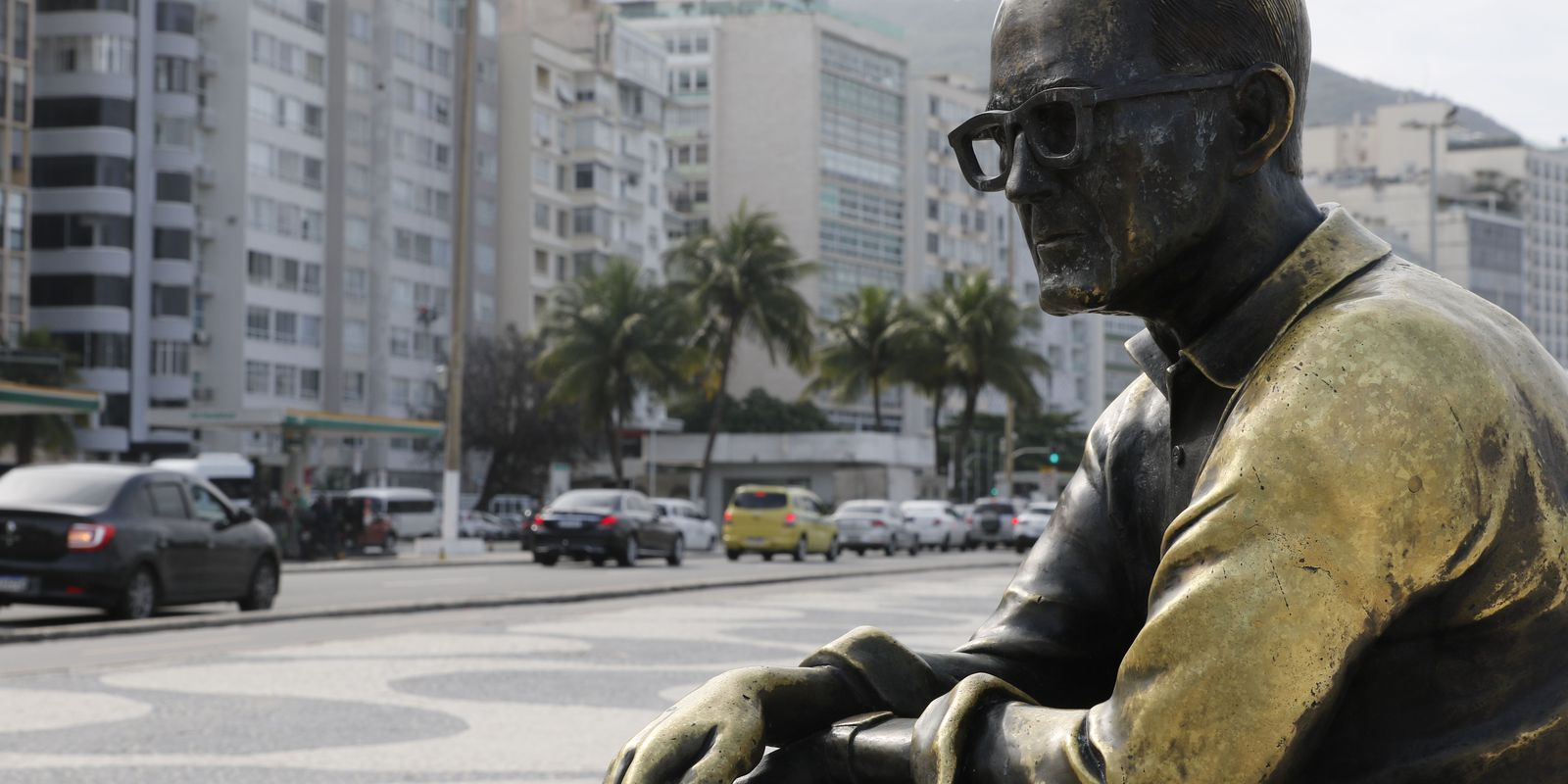 After theft, Carlos Drummond statue has glasses replaced