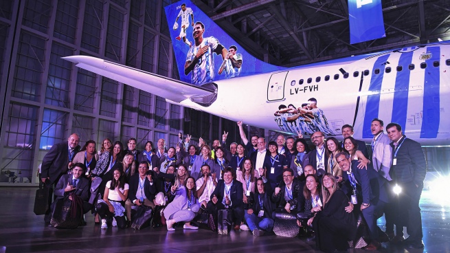 Airlines presented the plane that will take fans to the World Cup