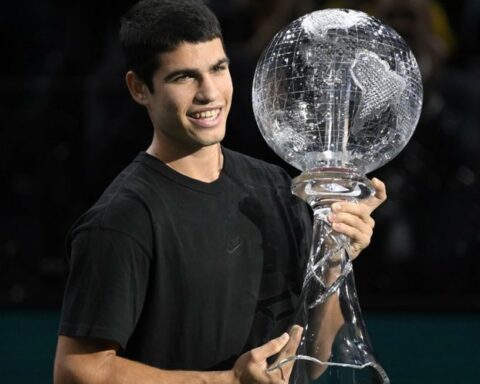 Alcaraz receives the number one trophy