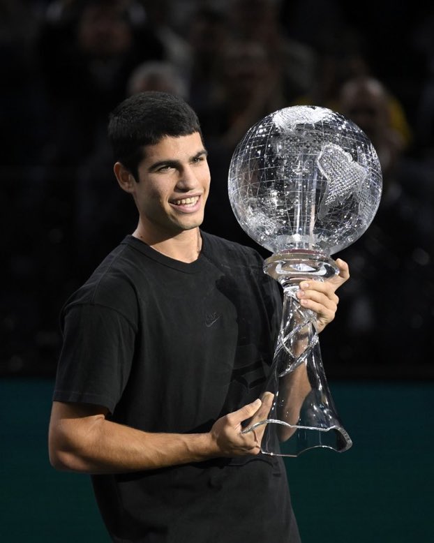 Alcaraz receives the number one trophy