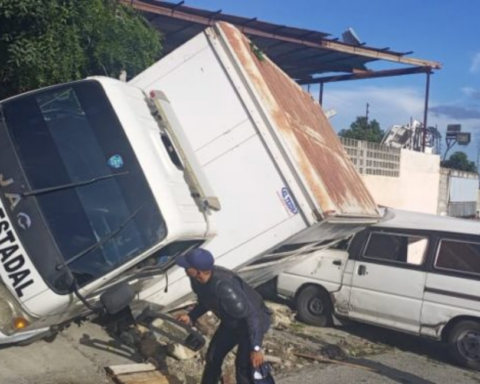 At least 15 Polilara officials were injured after a car accident