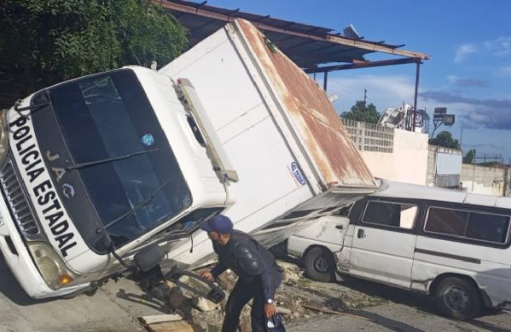 At least 15 Polilara officials were injured after a car accident