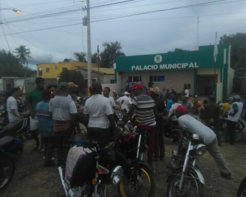 Autoridades y comunitarios protestan contra la presencia de haitianos, en Montecristi