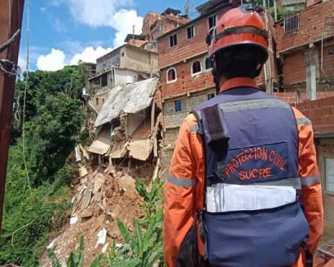 Autoridades atienden contingencia en Petare tras derrumbe por lluvias este domingo