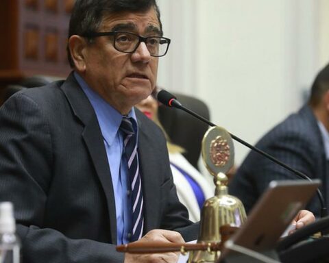 Banks close to the Government announce motion of censure against José Williams