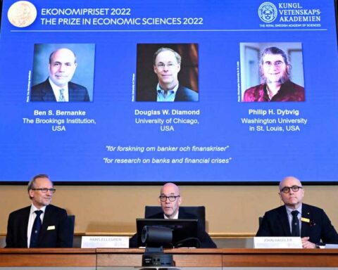 Ben Bernanke, Douglas Diamond and Philip Dybvig receive the Nobel Prize in Economics