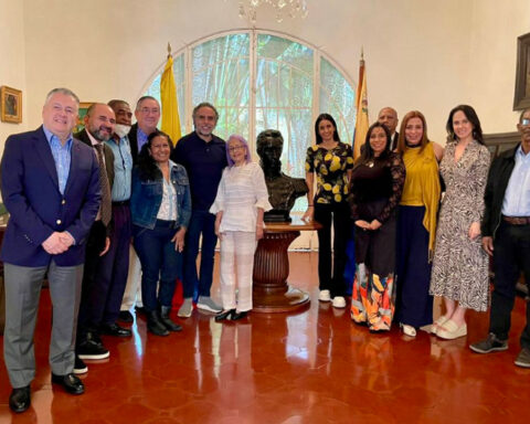 Benedetti met with associations of Colombians in Venezuela