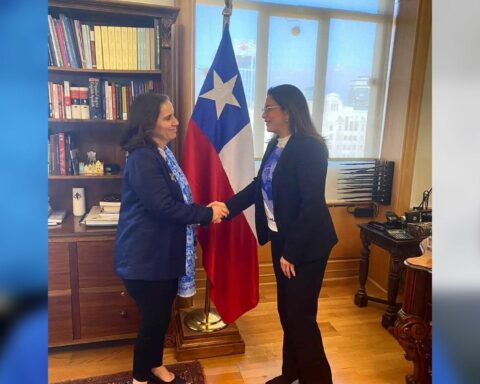 Berta Valle explains to Antonia Urrejola the "serious" situation of political prisoners in Nicaragua